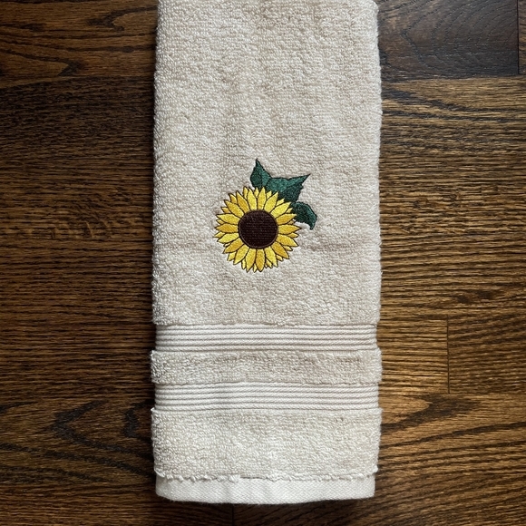 Embroideryhandtowels with sunflower design,the color is tan.size is 26×16 inches - Picture 3 of 5